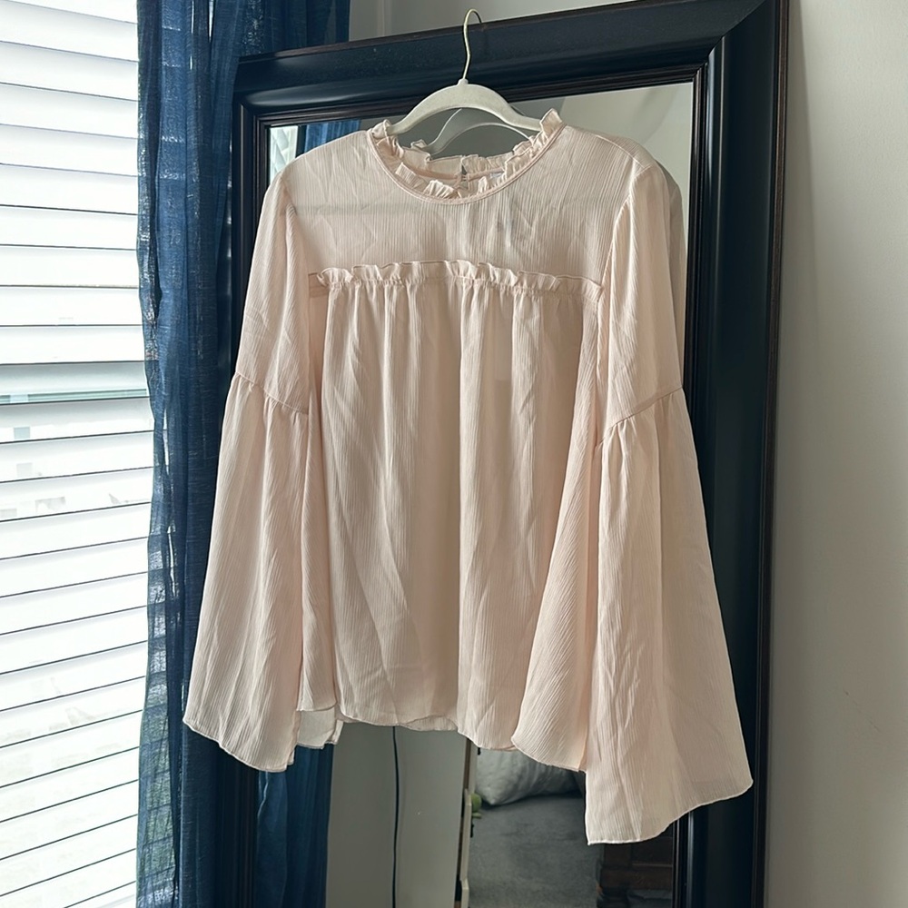 Beautiful sheer Carolina belle bell sleeve top XL